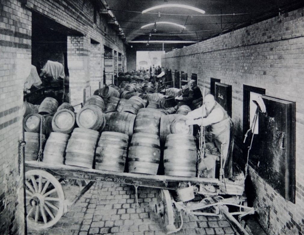 Bierkutschen auf der Laderampe, historische Aufnahme Bötzow-Brauerei Berlin