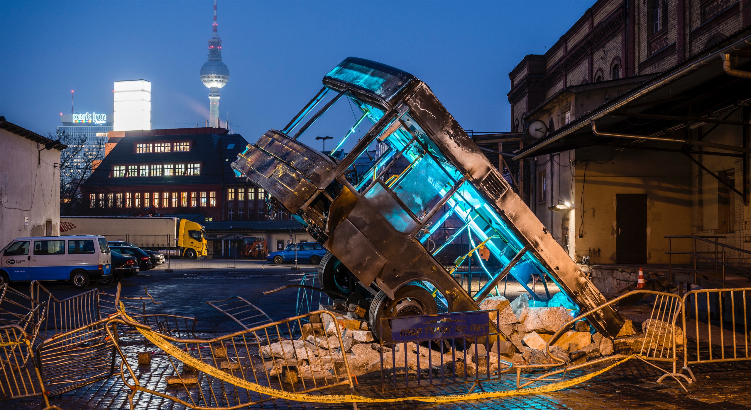 Kunstwerk Unfall Bus bei Nacht auf Bötzow © FTWild