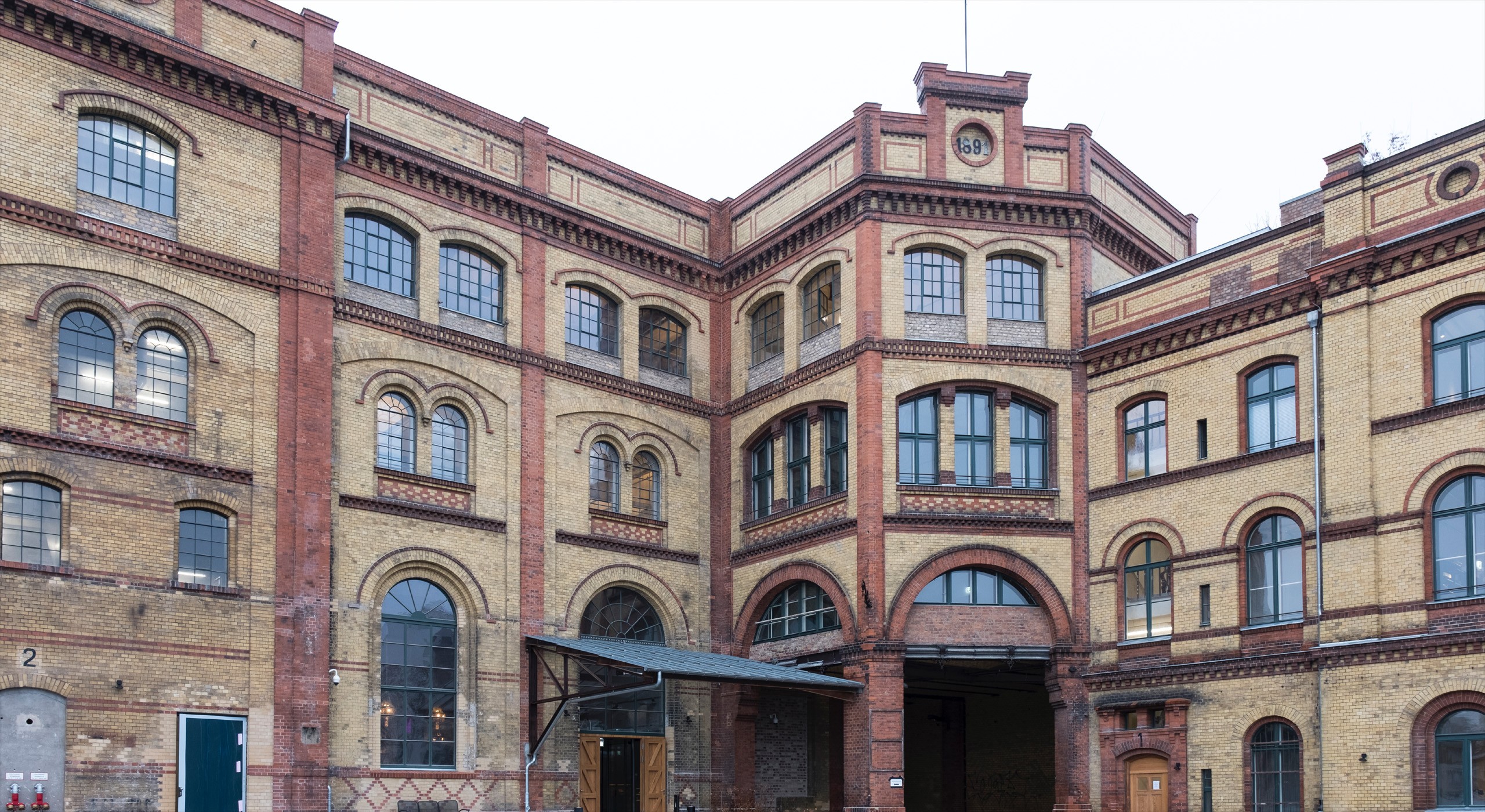 Außenansicht der ehemaligen Bötzow-Brauerei Berlin nach Sanierung, rot-gelbliche Backsteinfassade