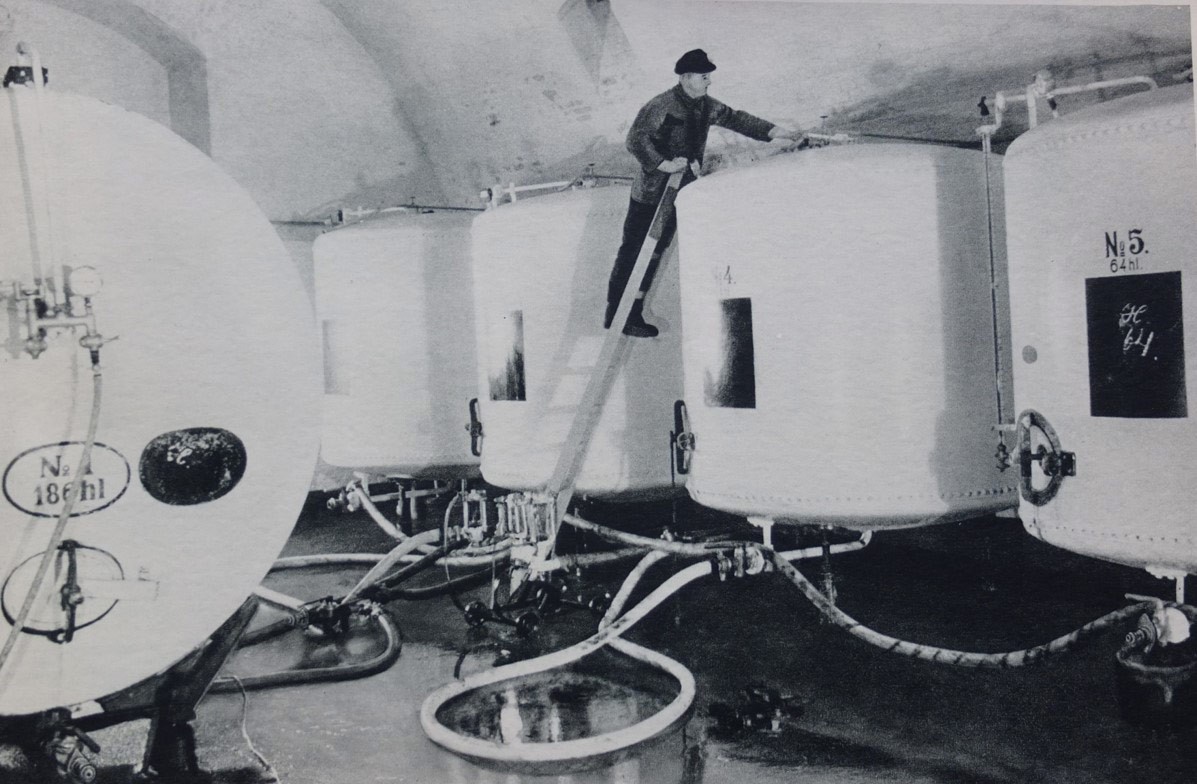 Historische Aufnahme der Abfülltanks in der Bötzow-Brauerei Berlin, Mann auf der Leiter am Tank