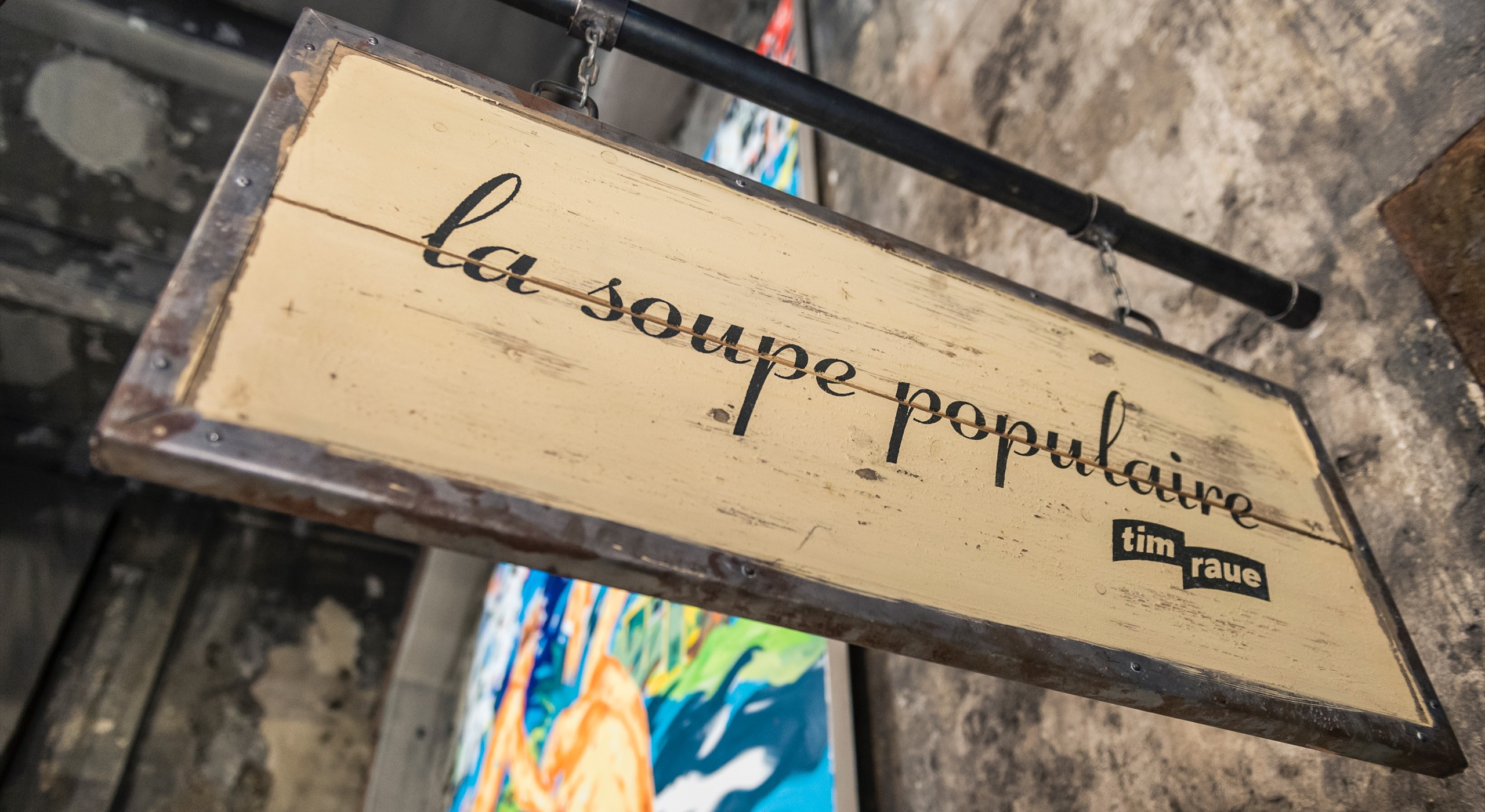 Nasenschild La Soupe Populaire aus der Froschperspektive fotografiert © FTWild