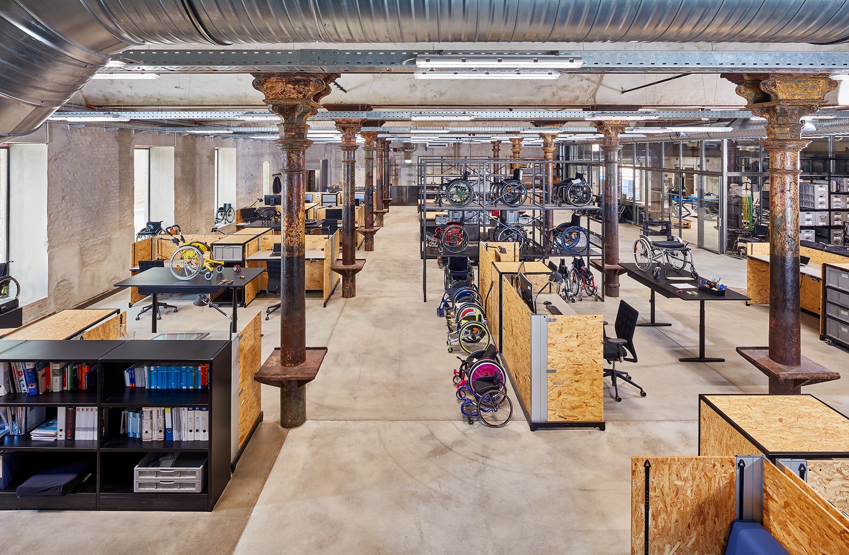 Halle der Ottobock Human Mobility, Arbeitsplätze, Rollstühle
