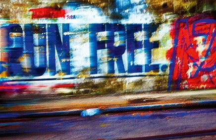 Foto bunte Mauer mit Schriftzug Run Free im Vorbeifahren
