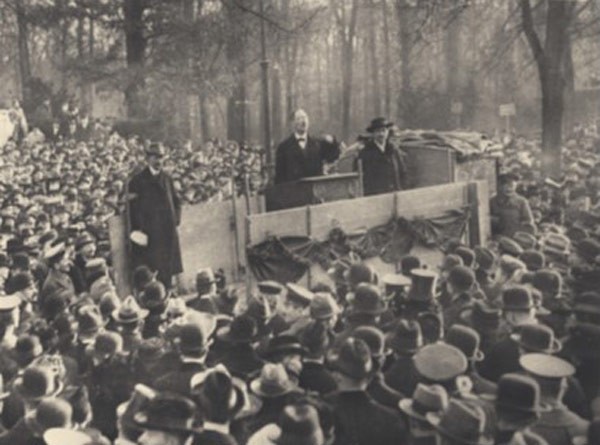 Karl Liebknecht während einer Ansprache im Tiergarten, Dezember 1918